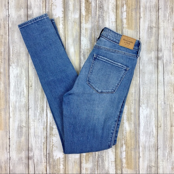 Abercrombie | Distressed Patched Skinny High Rise - Picture 3 of 6